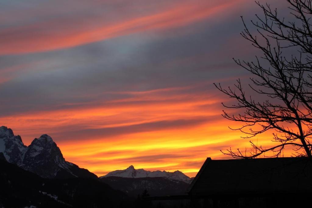 Pfeiffer Alm Am Sonnenhang Mit Blick Auf Die Zugspitze Garmisch-Partenkirchen Exterior photo