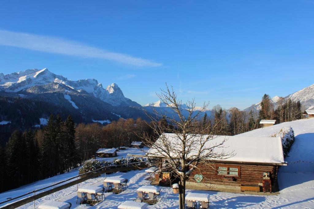 Pfeiffer Alm Am Sonnenhang Mit Blick Auf Die Zugspitze Garmisch-Partenkirchen Exterior photo