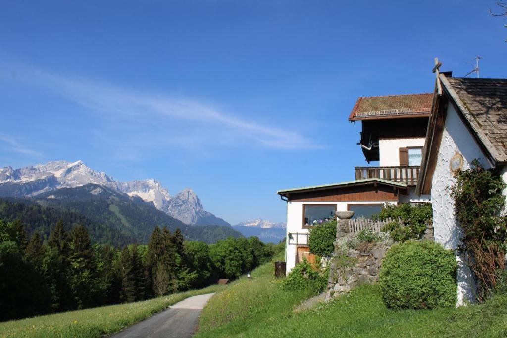 Pfeiffer Alm Am Sonnenhang Mit Blick Auf Die Zugspitze Garmisch-Partenkirchen Exterior photo
