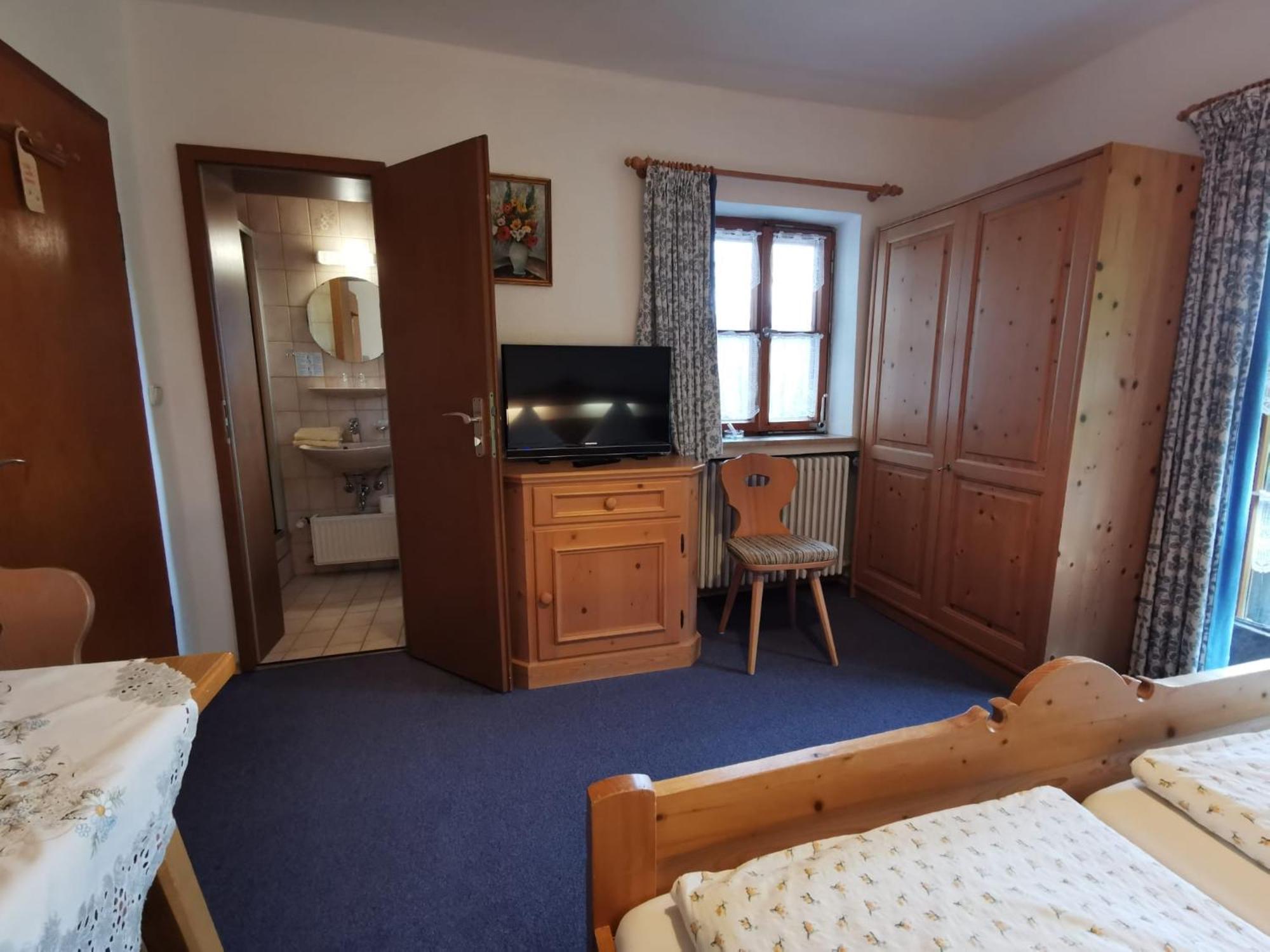 Pfeiffer Alm Am Sonnenhang Mit Blick Auf Die Zugspitze Garmisch-Partenkirchen Room photo