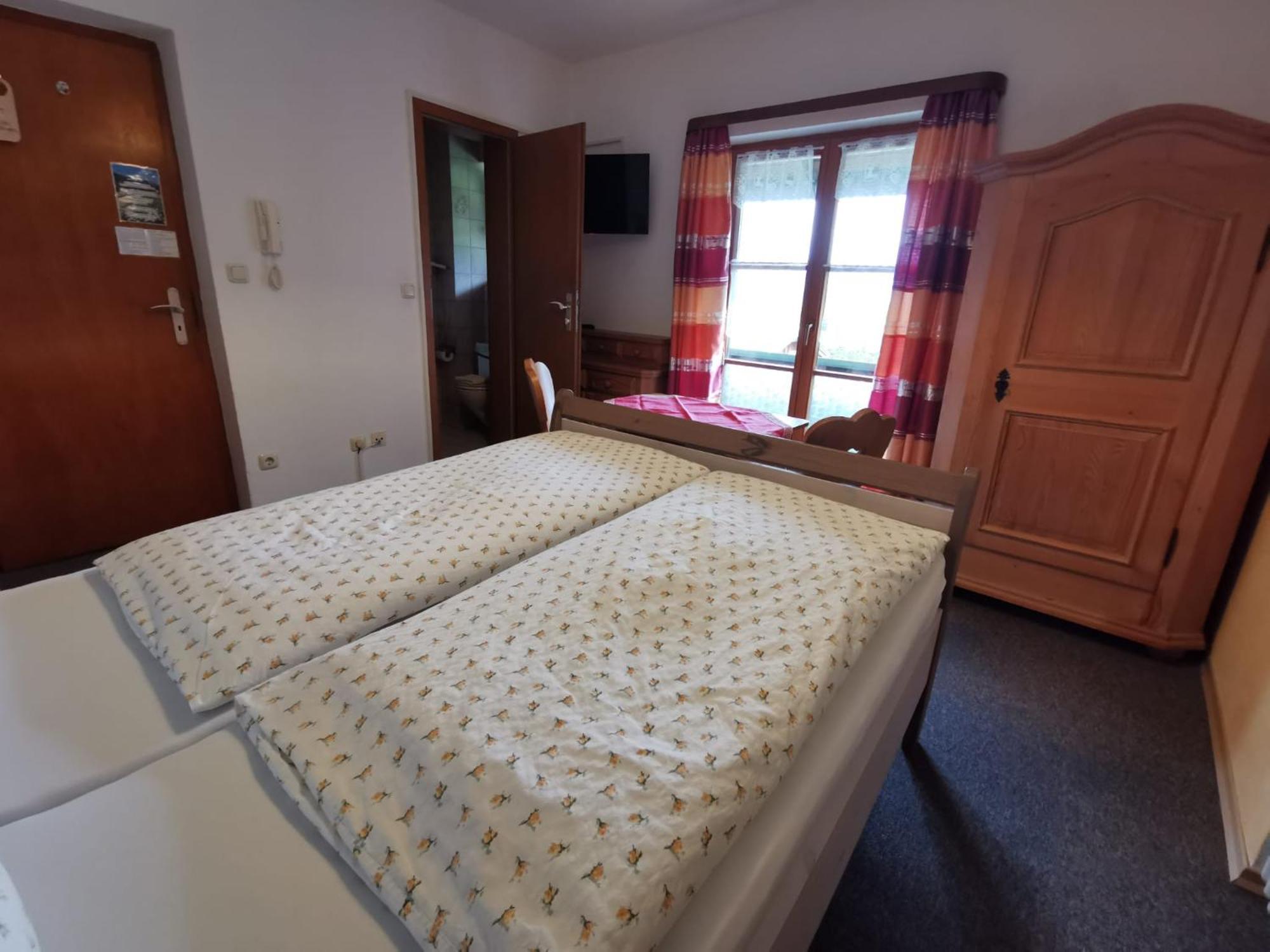 Pfeiffer Alm Am Sonnenhang Mit Blick Auf Die Zugspitze Garmisch-Partenkirchen Room photo