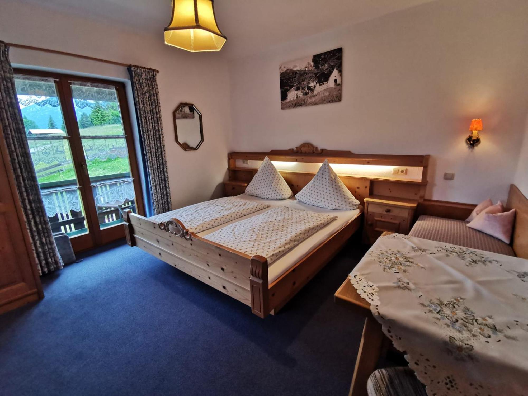 Pfeiffer Alm Am Sonnenhang Mit Blick Auf Die Zugspitze Garmisch-Partenkirchen Room photo