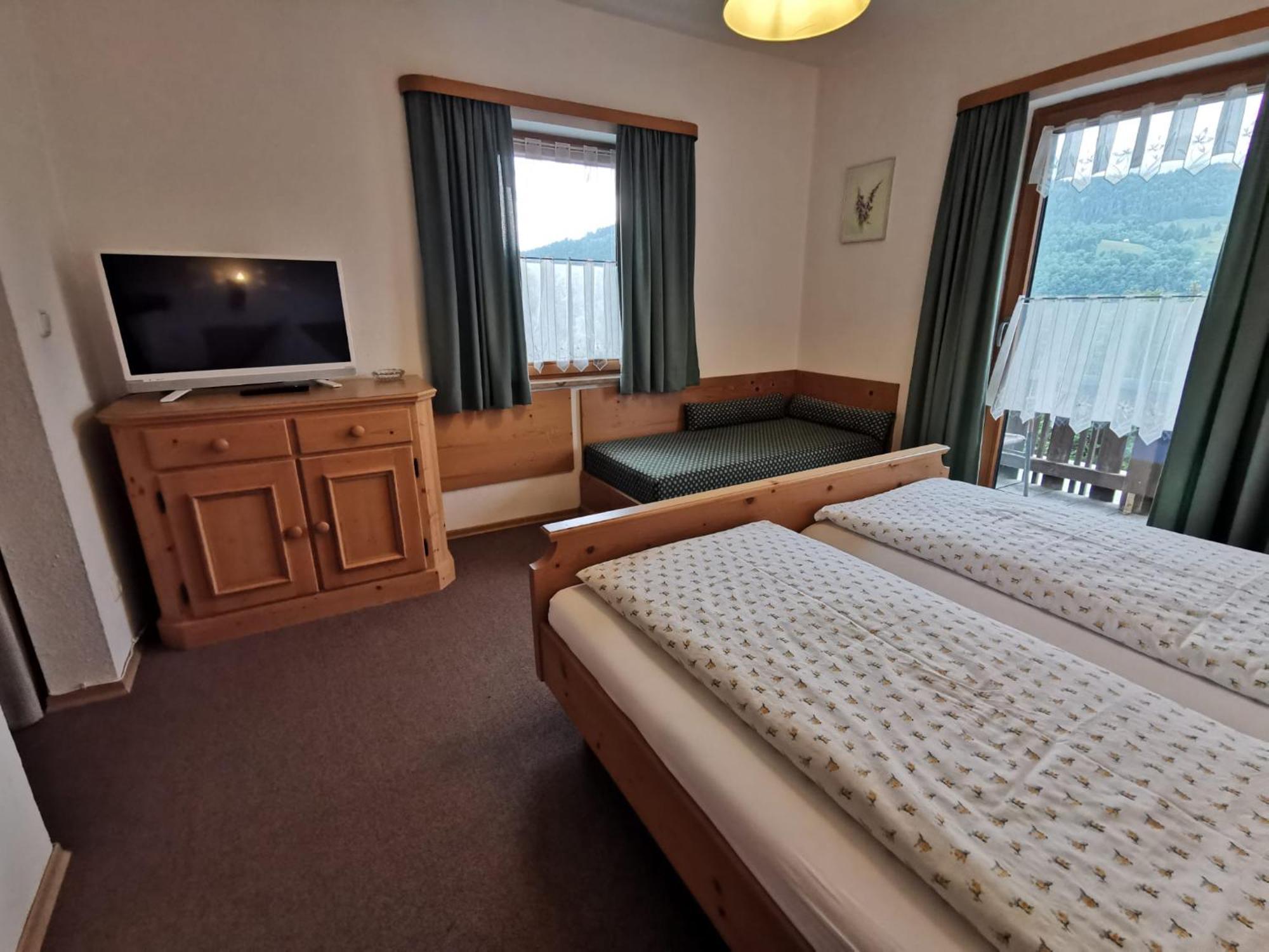 Pfeiffer Alm Am Sonnenhang Mit Blick Auf Die Zugspitze Garmisch-Partenkirchen Room photo